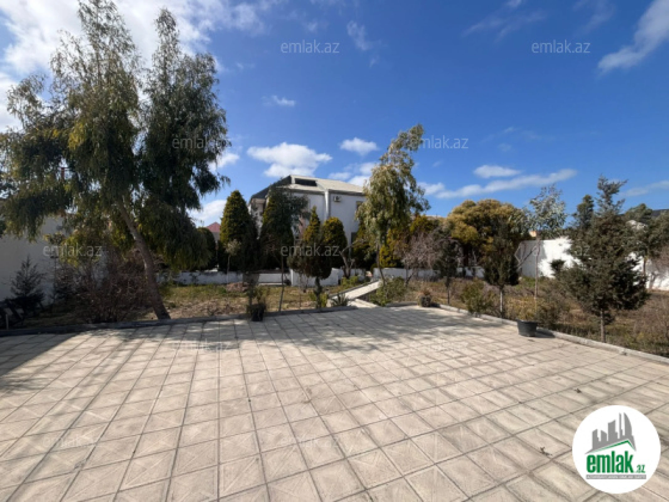 Satılır 5 otaqlı mənzil 250 m²