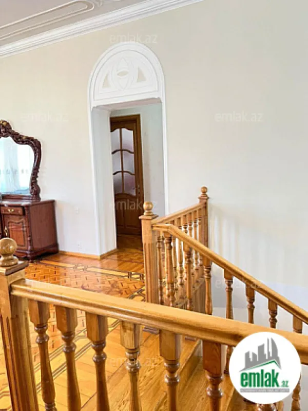 Satılır 9 otaqlı həyət evi 320 m²