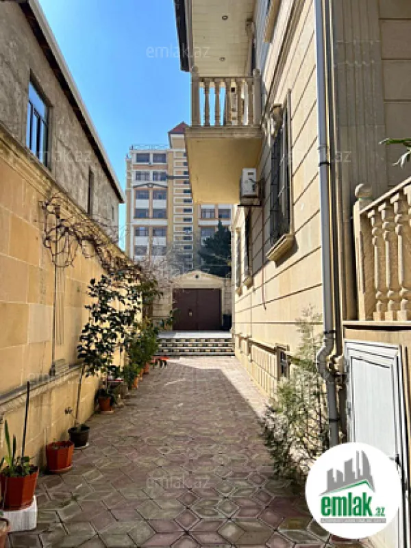Satılır 9 otaqlı həyət evi 320 m²