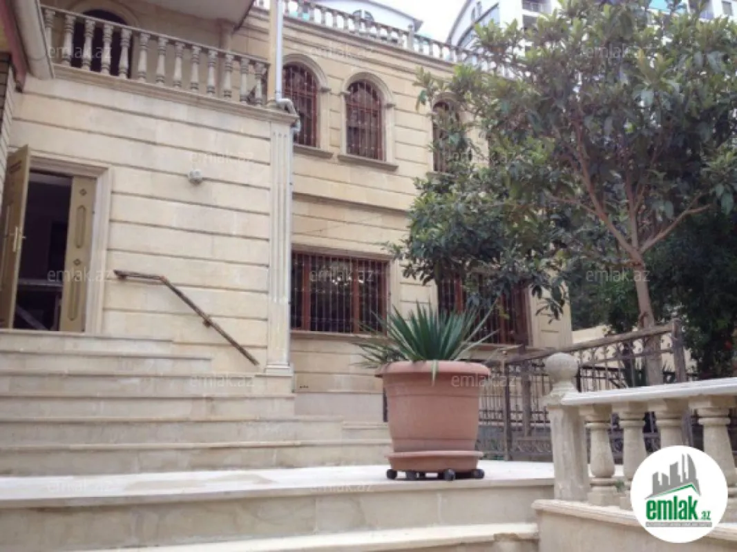 Satılır 6 otaqlı həyət evi 340 m²