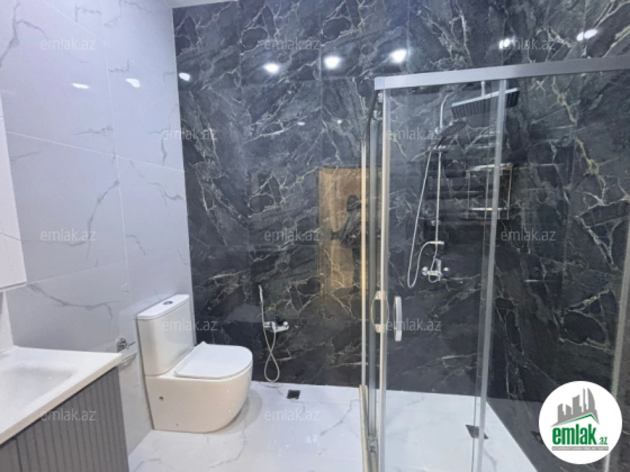 Satılır 4 otaqlı mənzil 135 m²