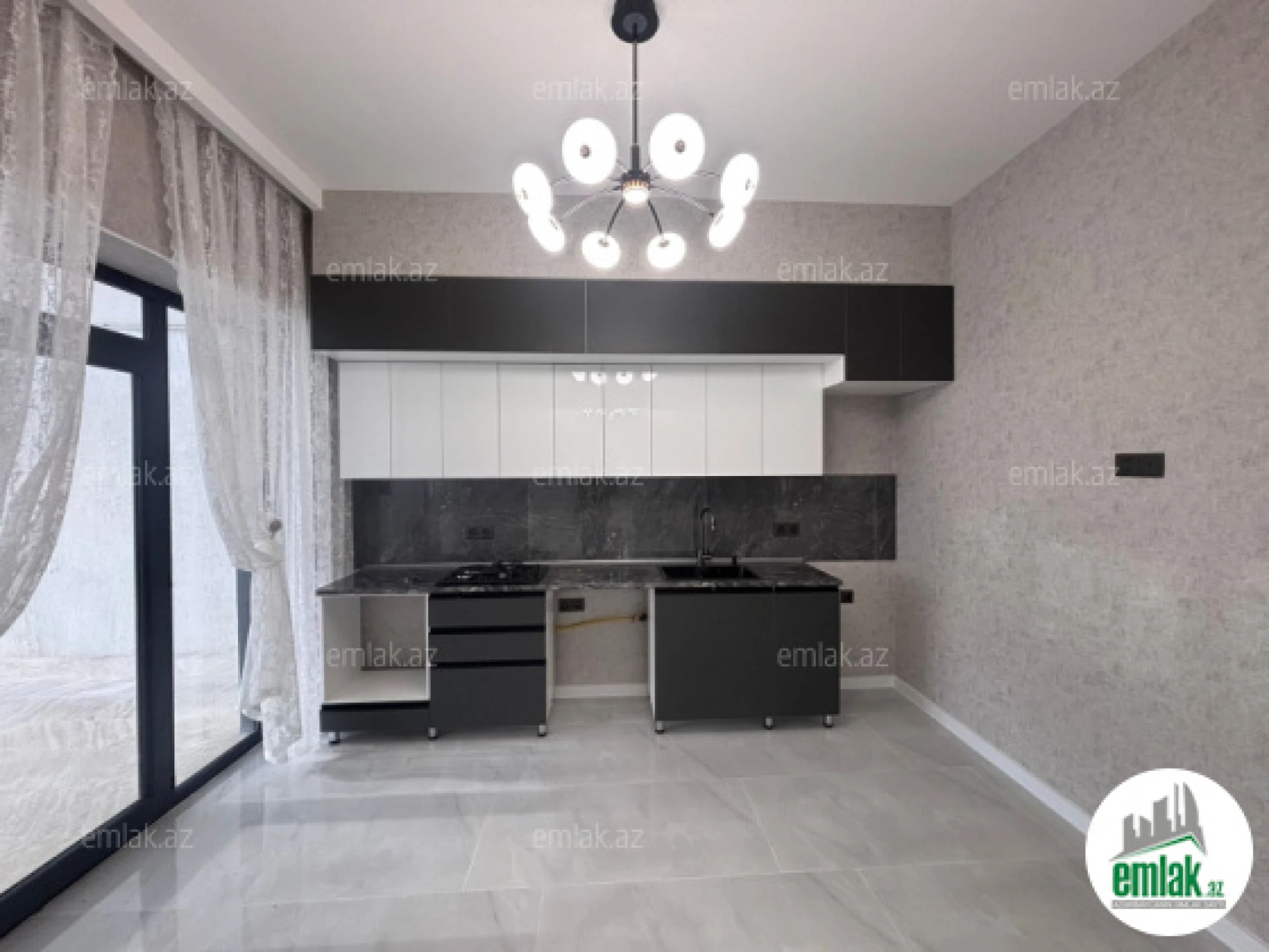 Satılır 4 otaqlı mənzil 135 m²