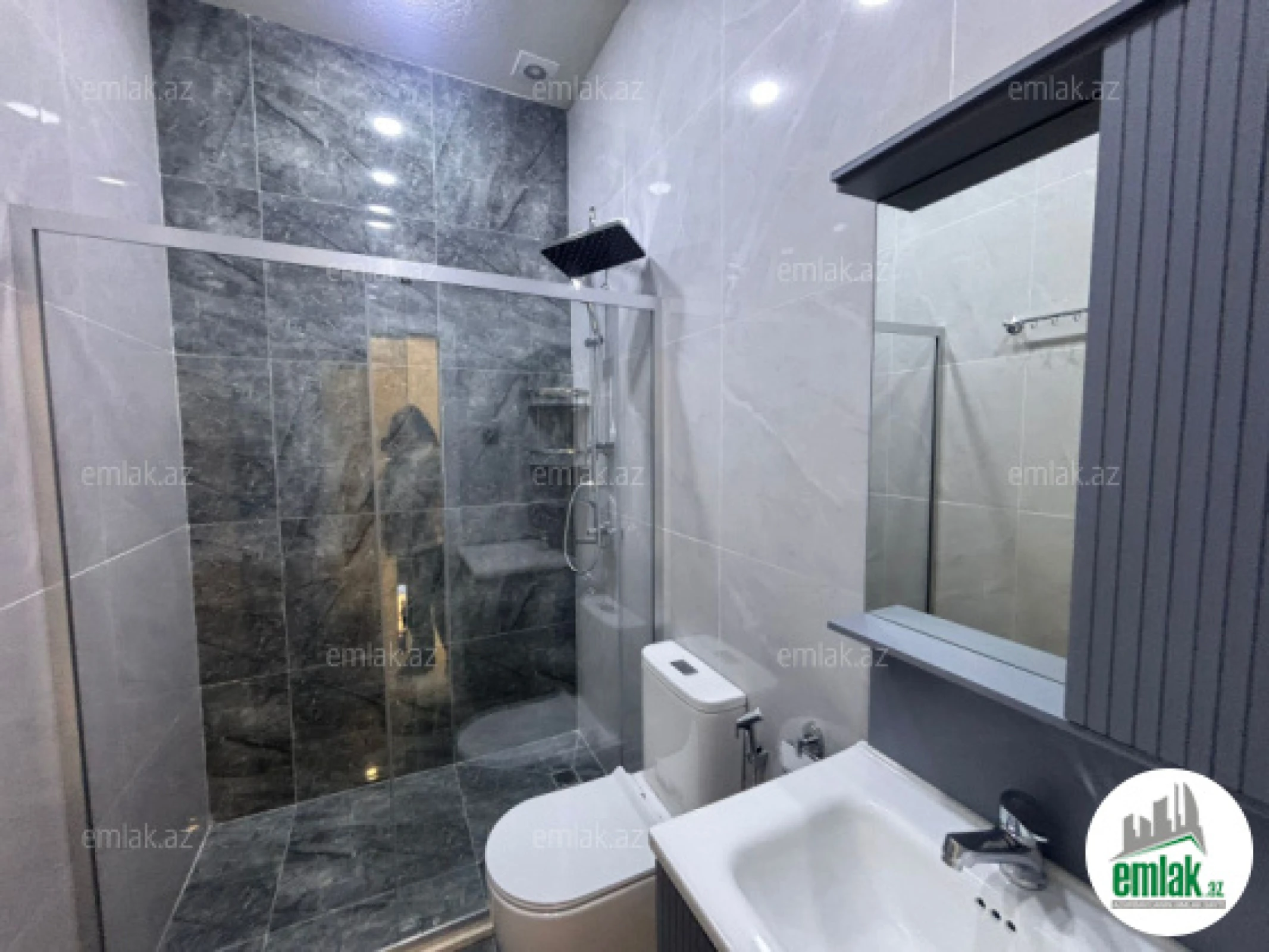 Satılır 4 otaqlı mənzil 135 m²