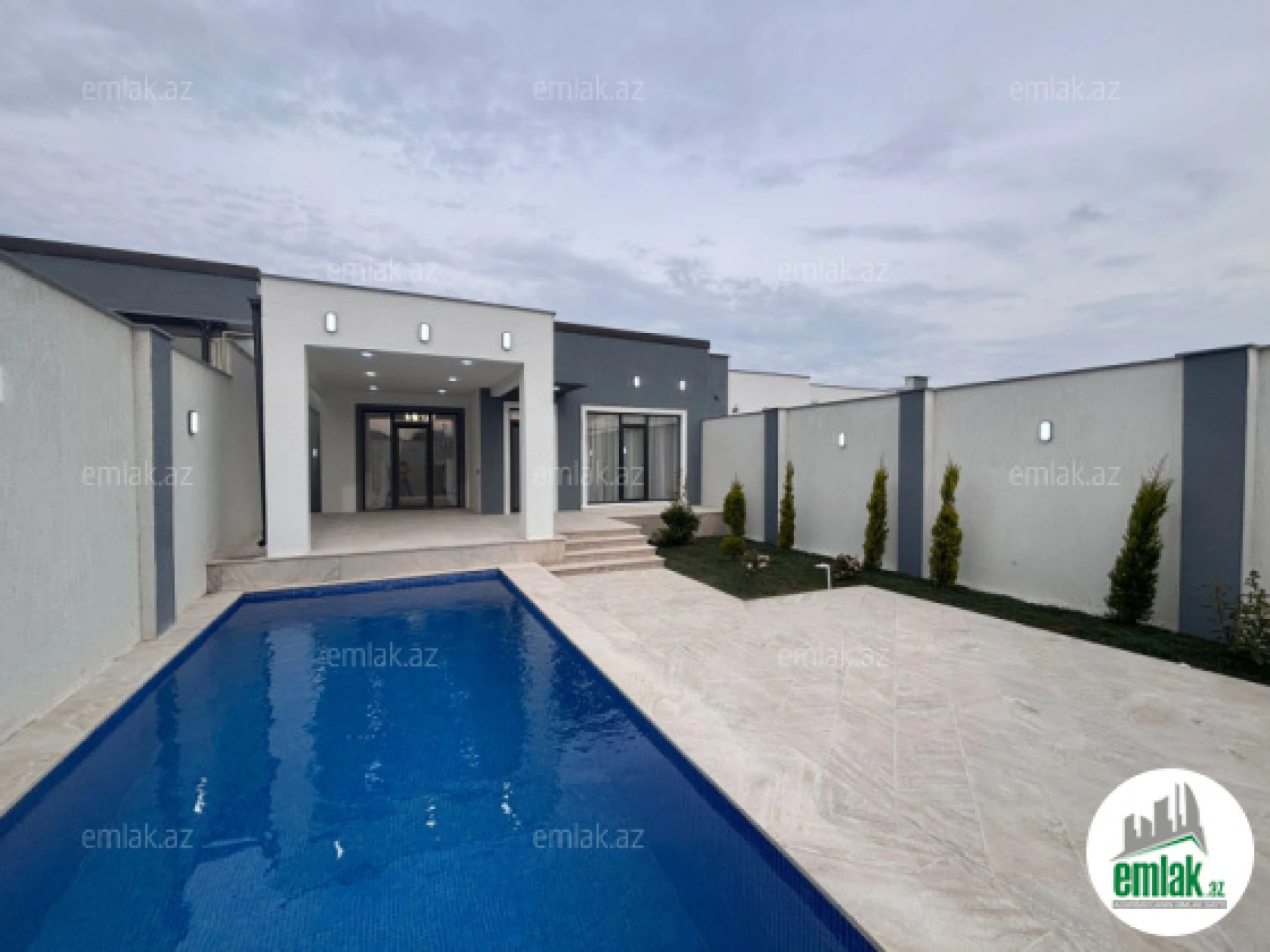 Satılır 4 otaqlı mənzil 135 m²