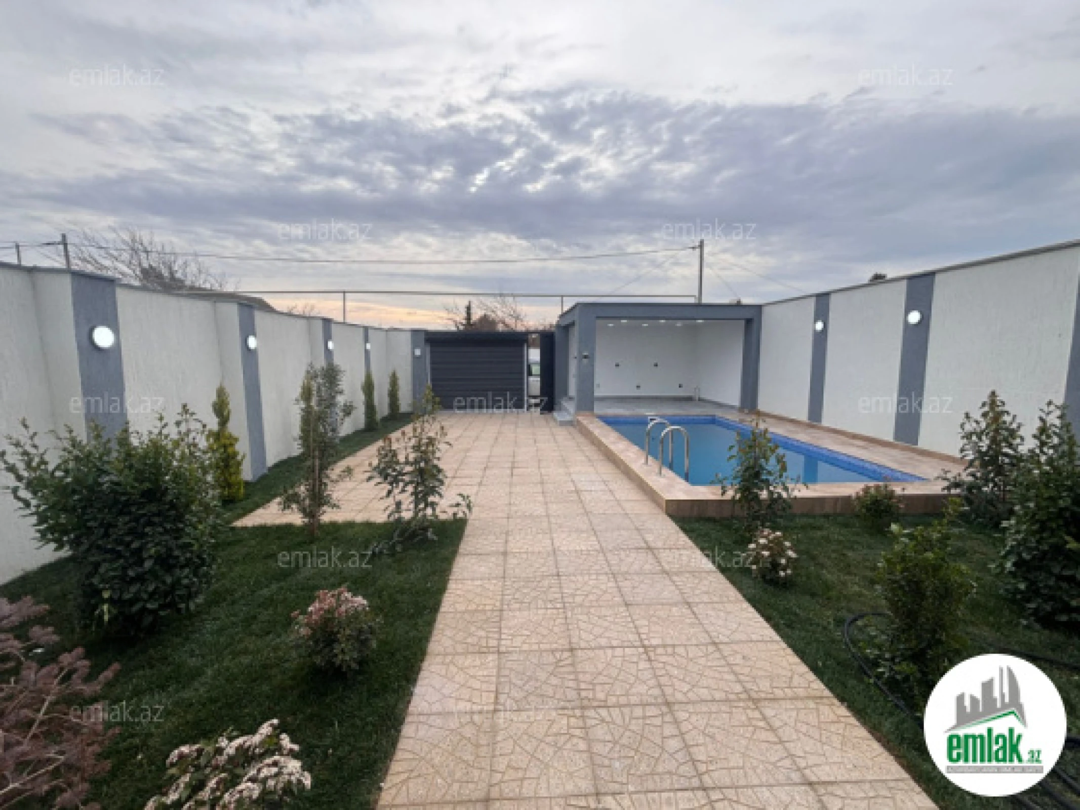 Satılır 4 otaqlı mənzil 160 m²