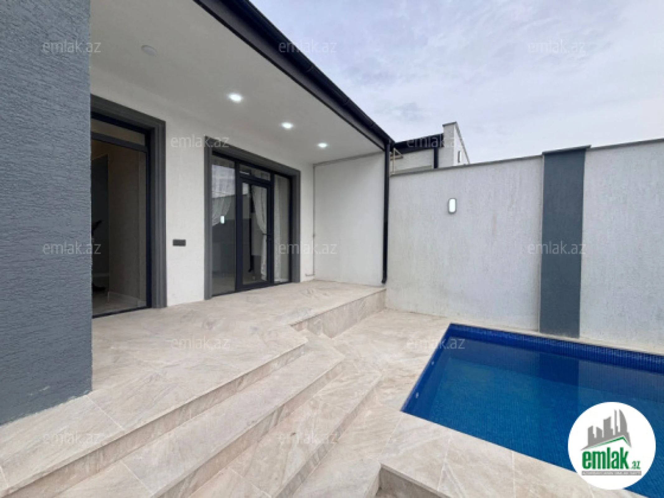 Satılır 4 otaqlı mənzil 150 m²