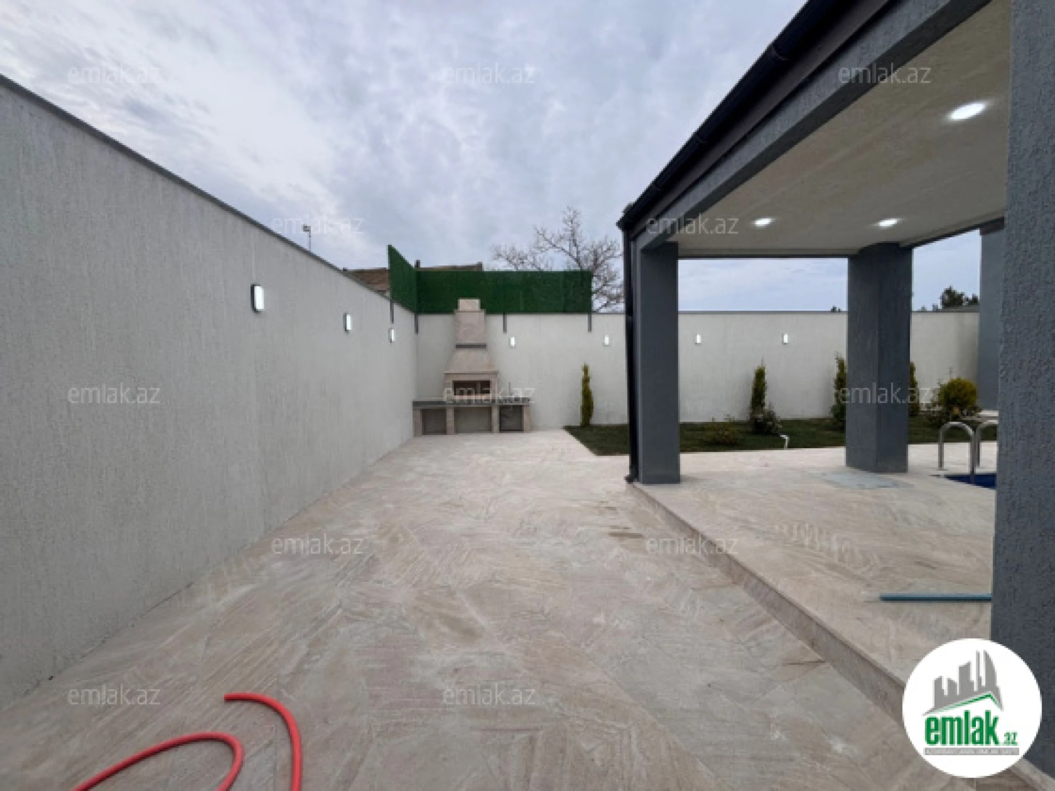 Satılır 4 otaqlı mənzil 150 m²