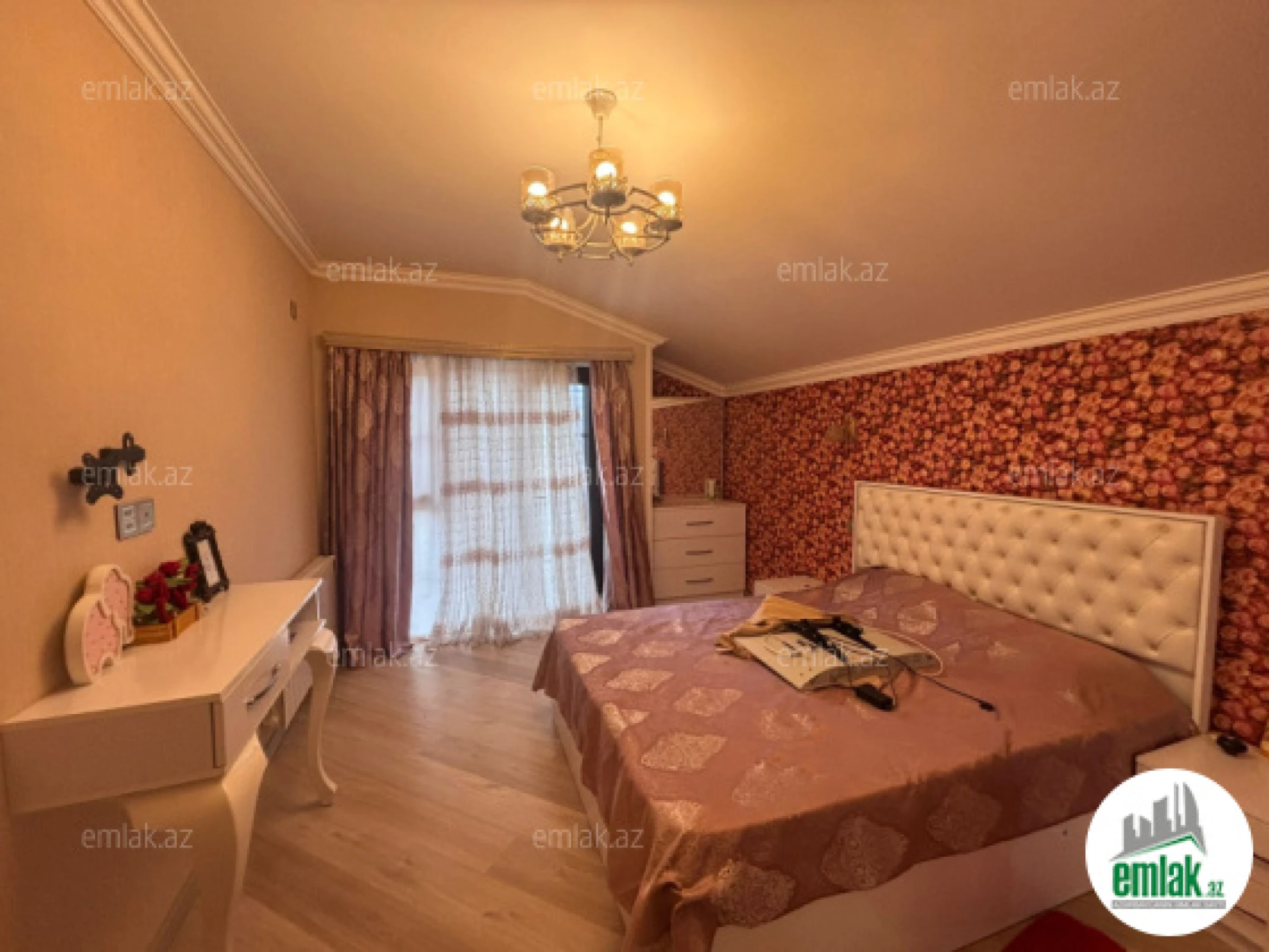 Satılır 5 otaqlı mənzil 200 m²