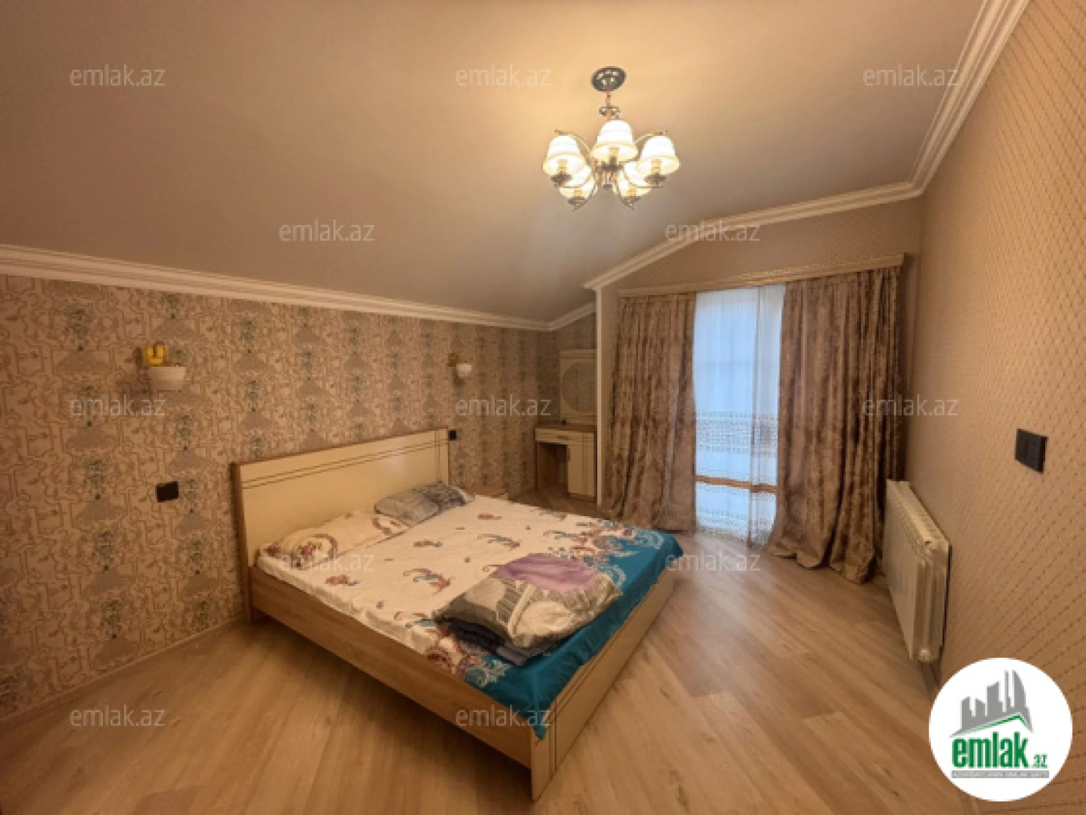 Satılır 5 otaqlı mənzil 200 m²