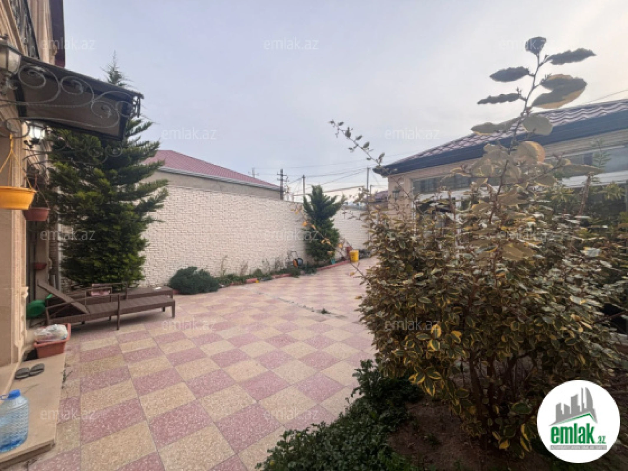 Satılır 5 otaqlı mənzil 200 m²