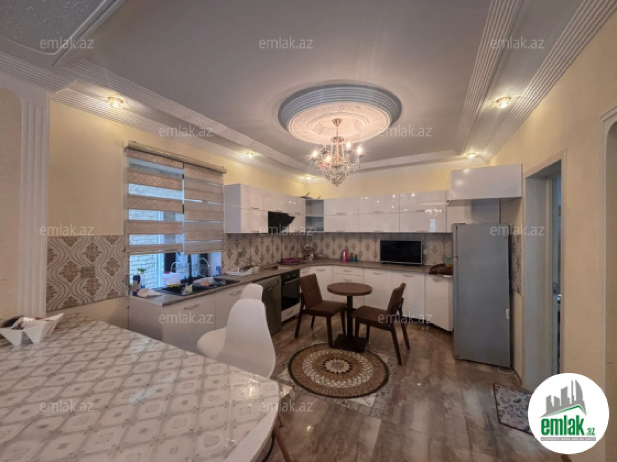 Satılır 5 otaqlı mənzil 200 m²