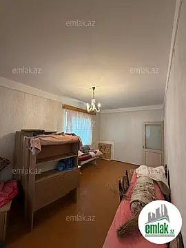 Satılır 4 otaqlı köhnə tikili 100 m²