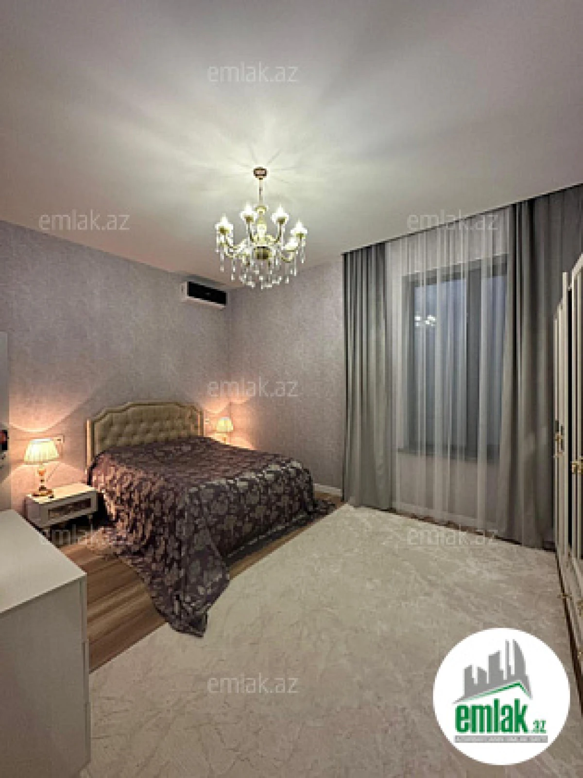 Satılır 4 otaqlı mənzil 180 m²