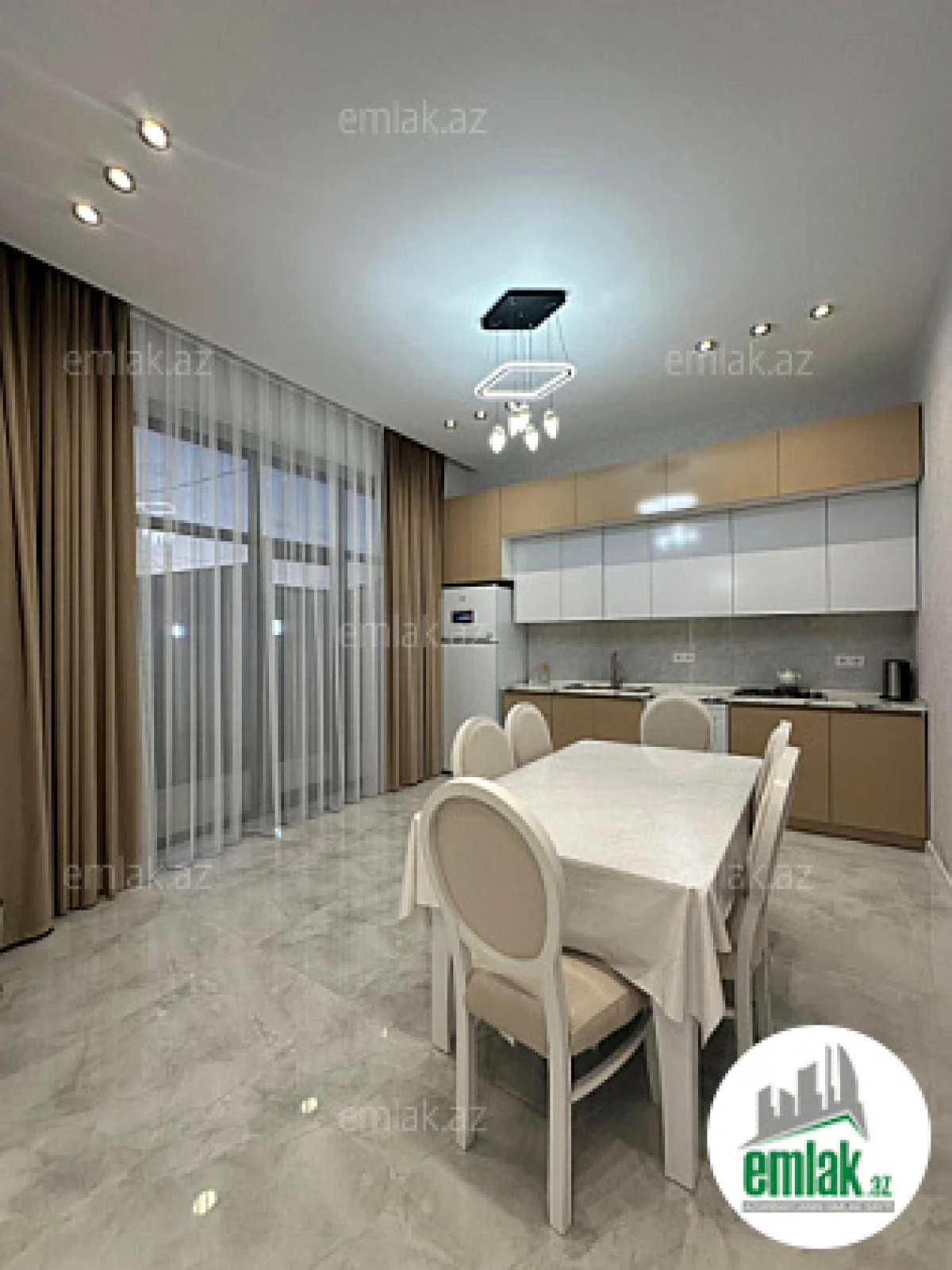 Satılır 4 otaqlı mənzil 180 m²