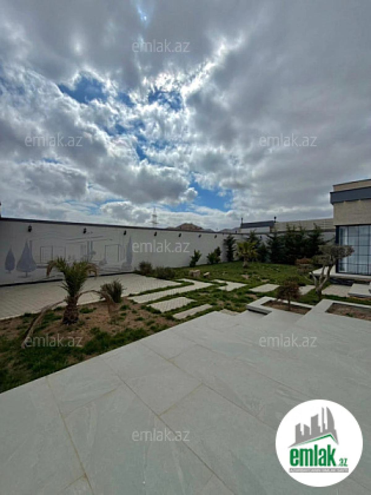 Satılır 4 otaqlı mənzil 200 m²