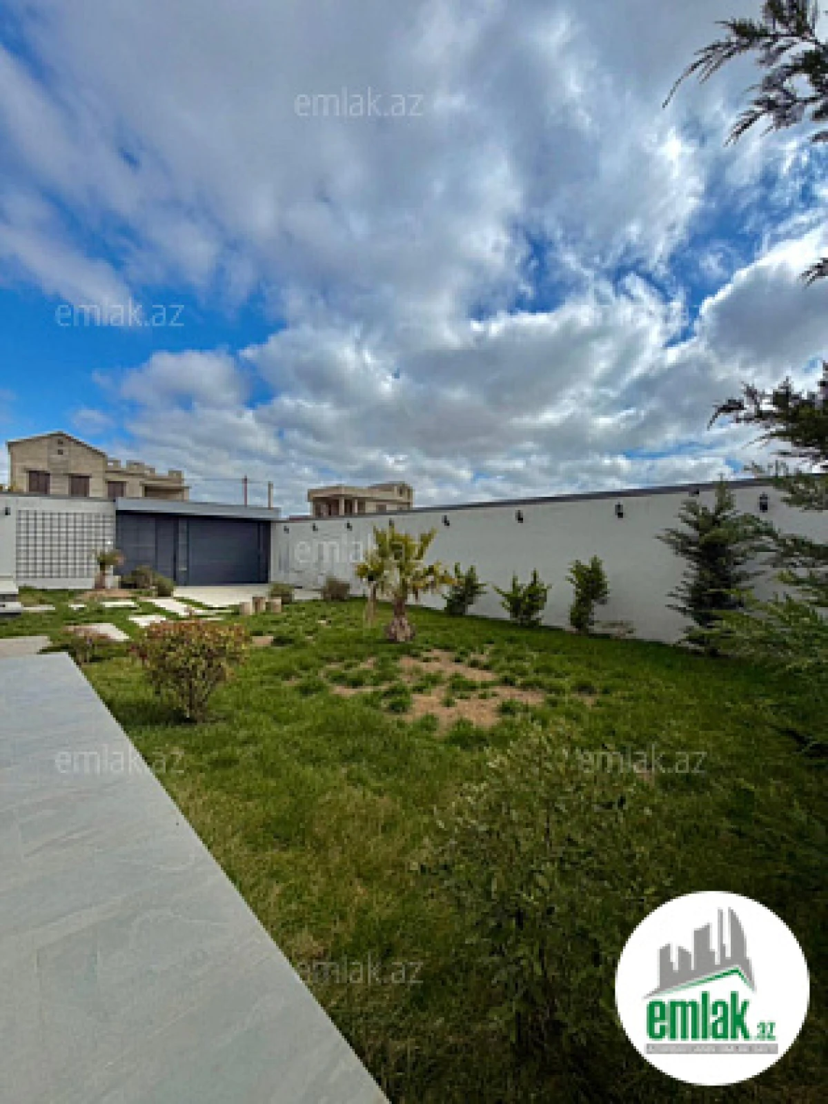 Satılır 4 otaqlı mənzil 200 m²