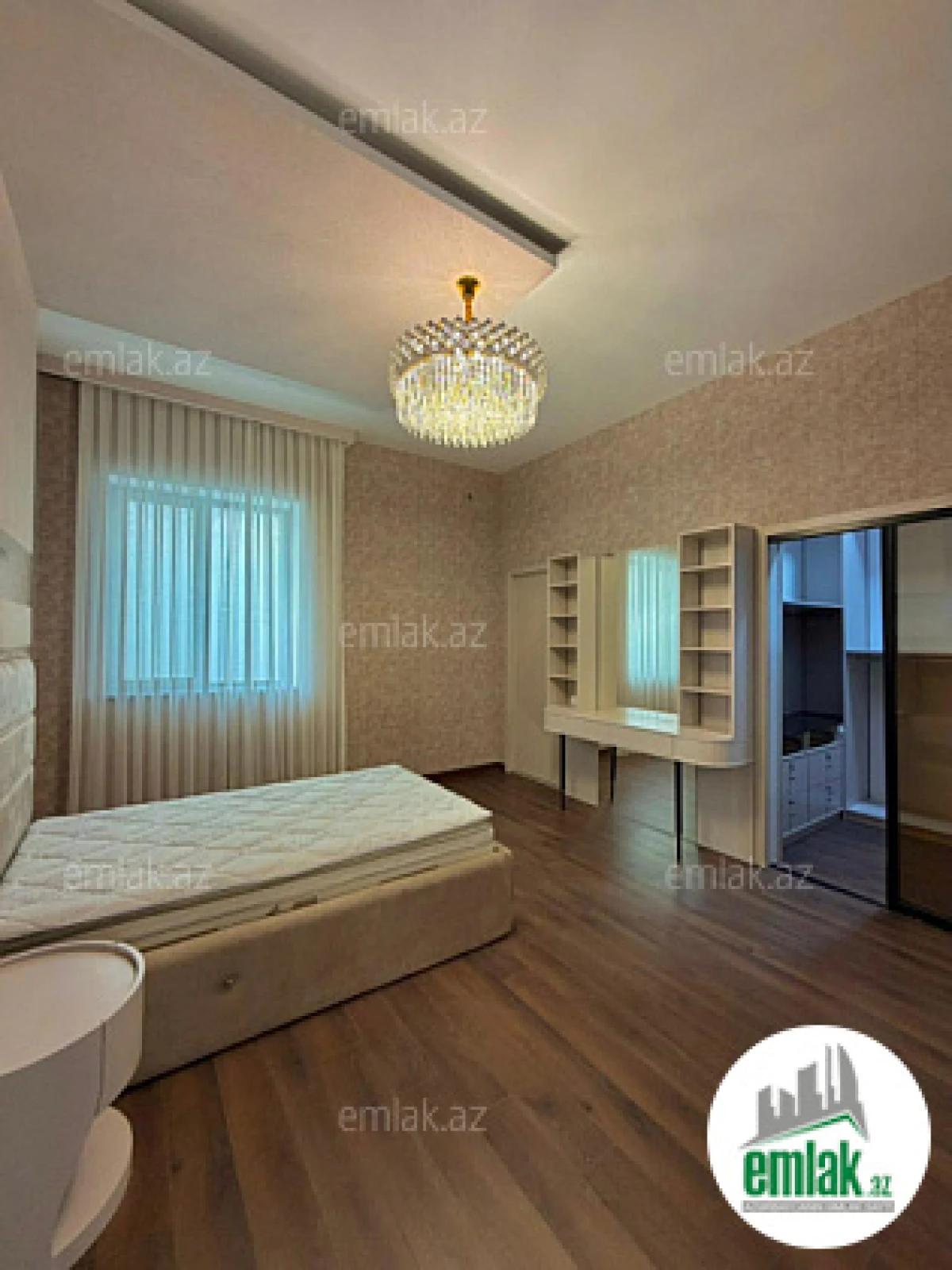 Satılır 4 otaqlı mənzil 200 m²