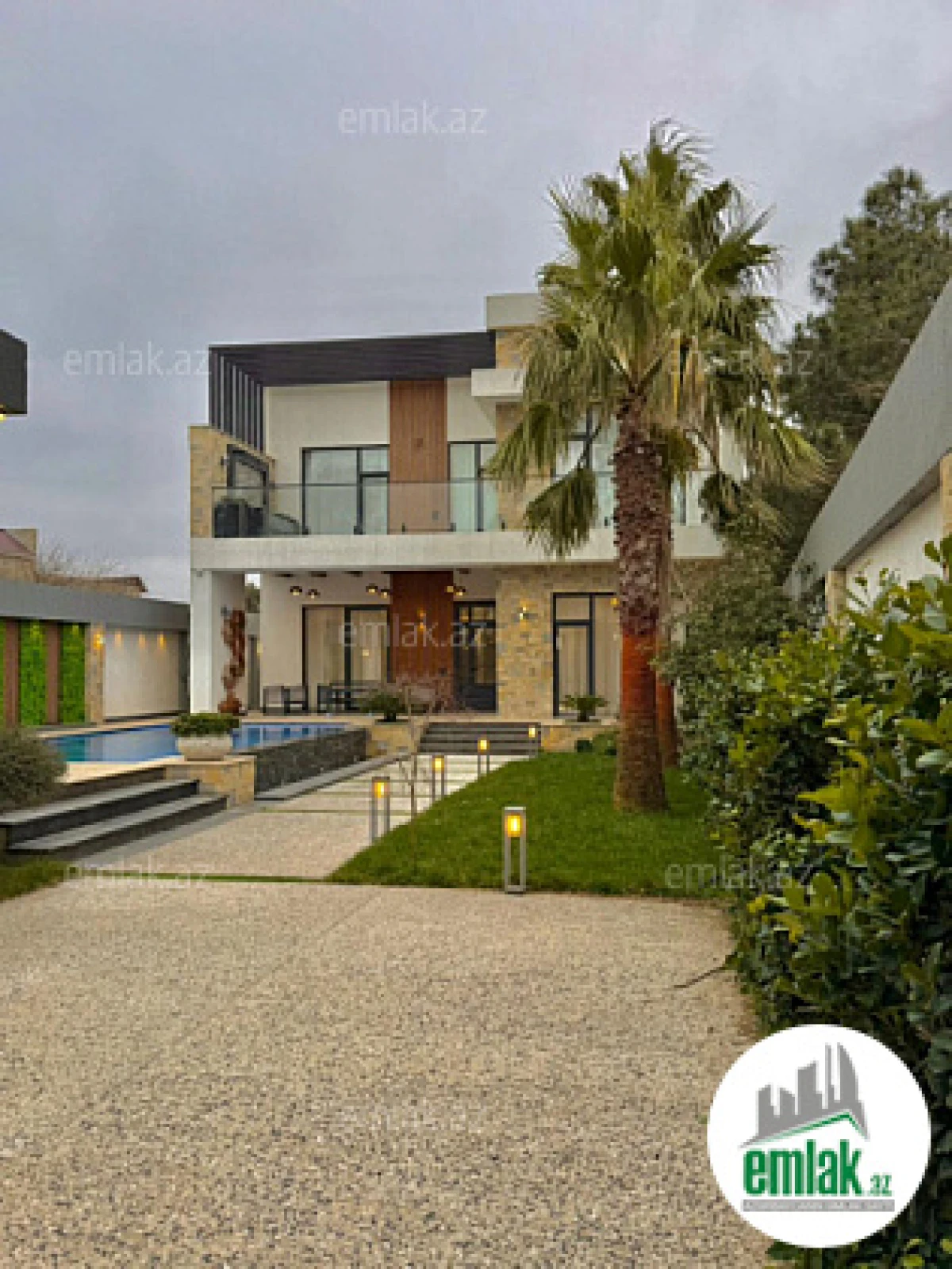 Satılır 5 otaqlı mənzil 300 m²