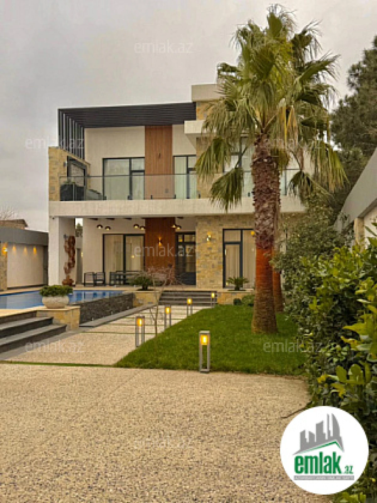 Satılır 5 otaqlı mənzil 300 m²