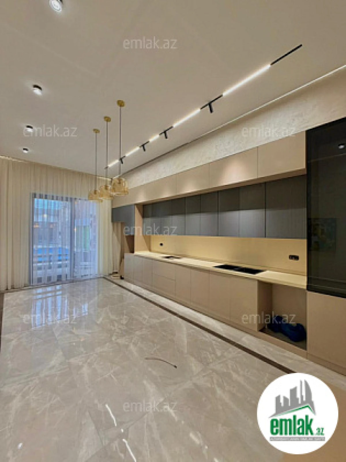 Satılır 5 otaqlı mənzil 300 m²