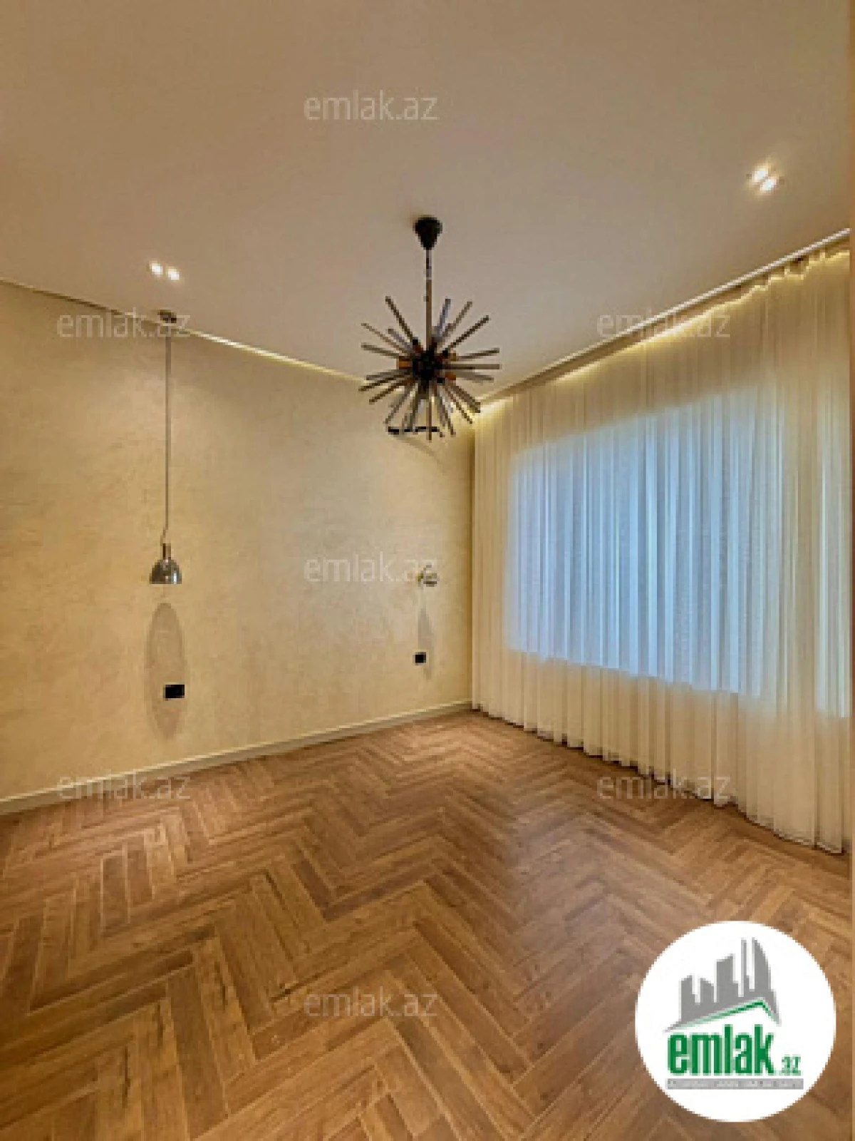 Satılır 5 otaqlı mənzil 300 m²