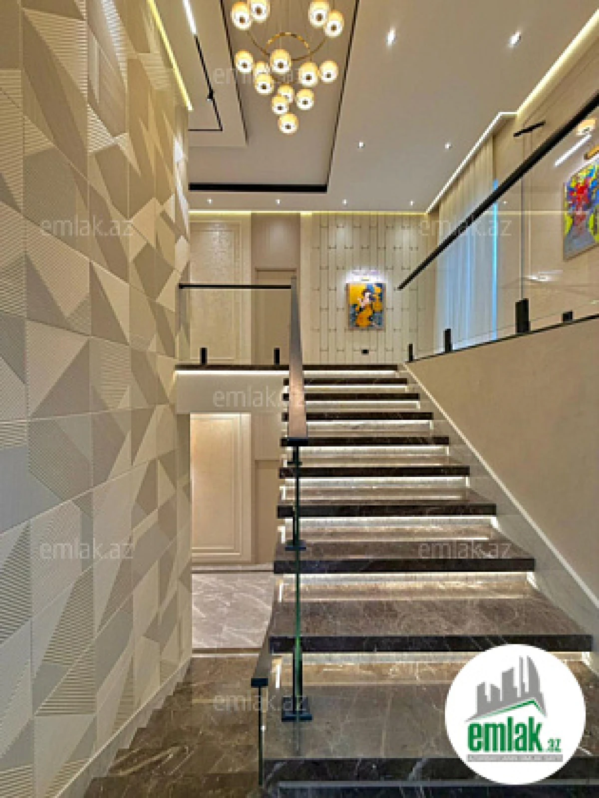 Satılır 5 otaqlı mənzil 300 m²