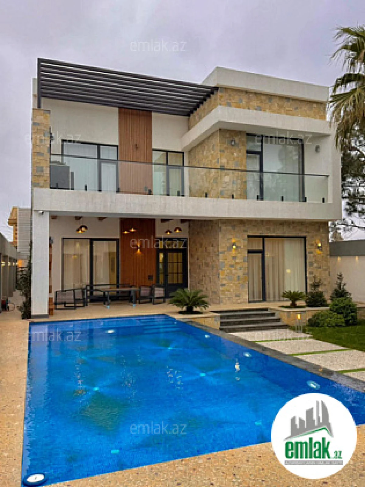 Satılır 5 otaqlı mənzil 300 m²