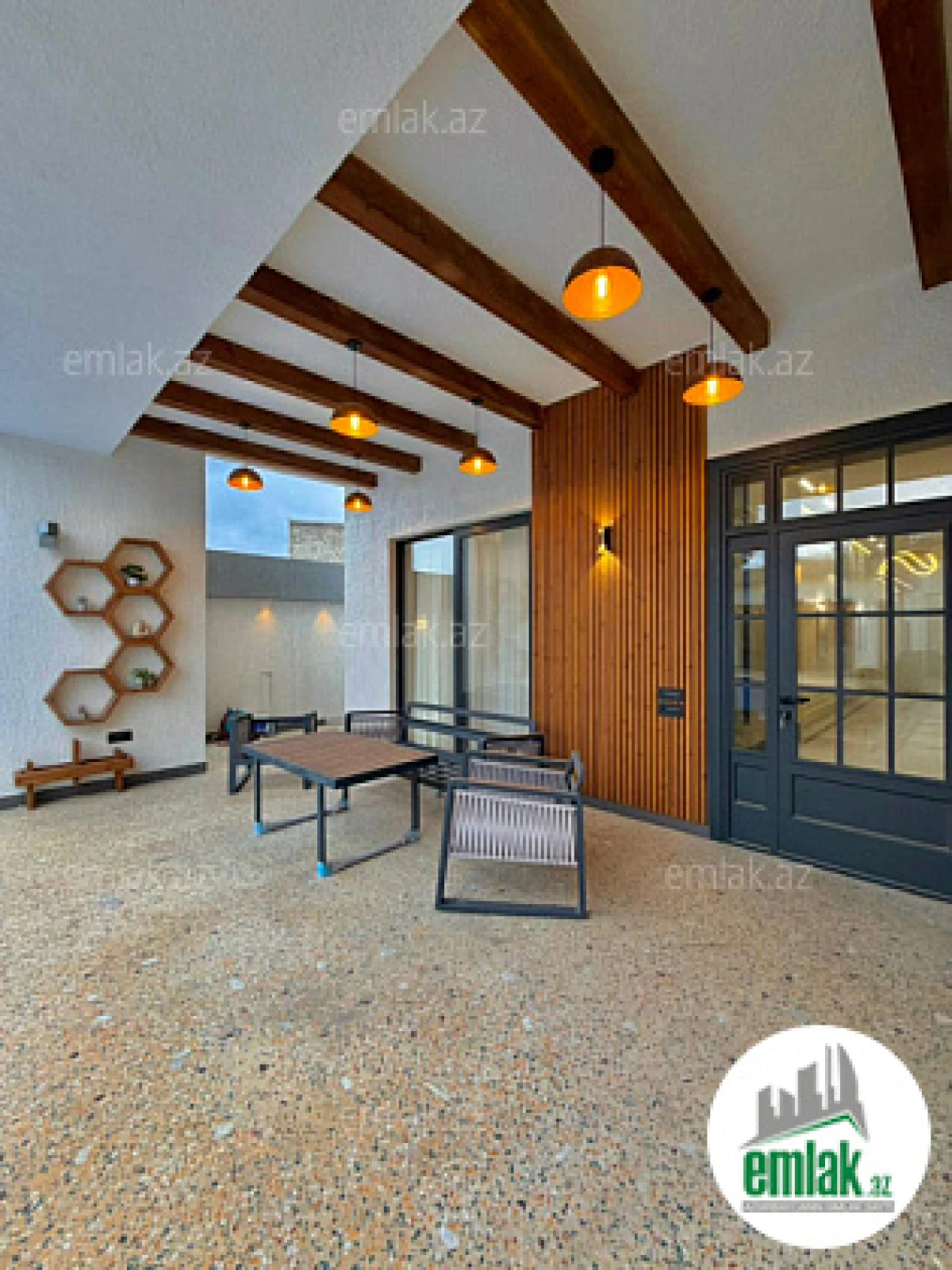 Satılır 5 otaqlı mənzil 300 m²