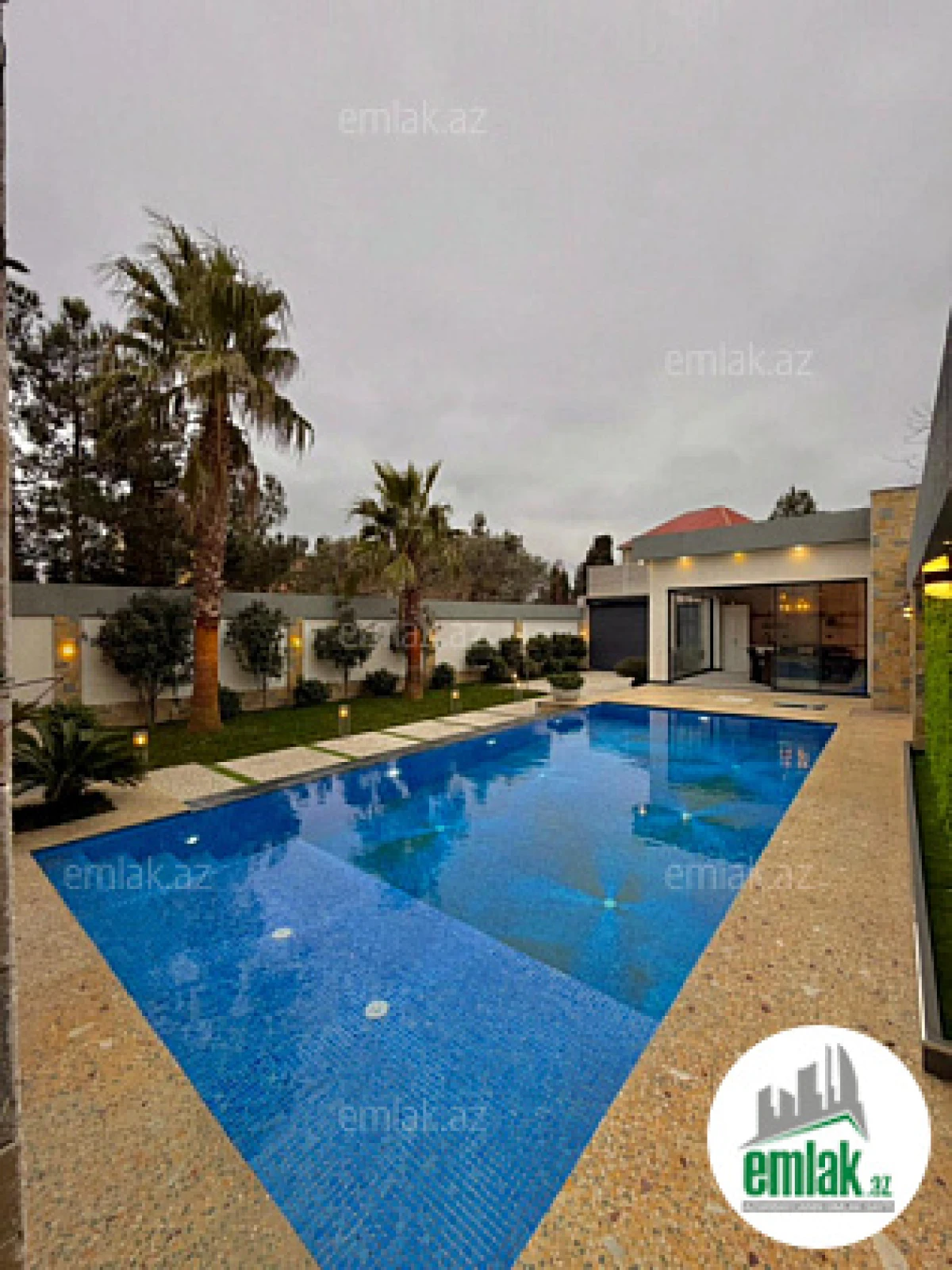 Satılır 5 otaqlı mənzil 300 m²