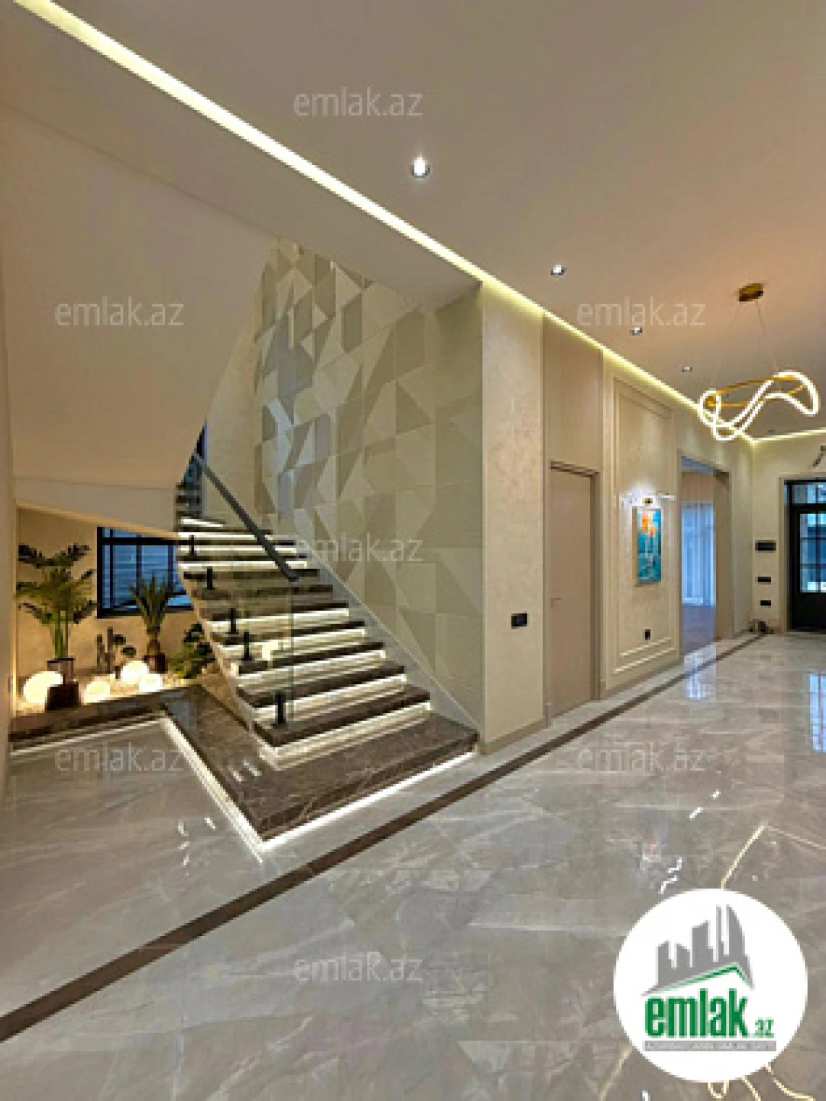 Satılır 5 otaqlı mənzil 300 m²