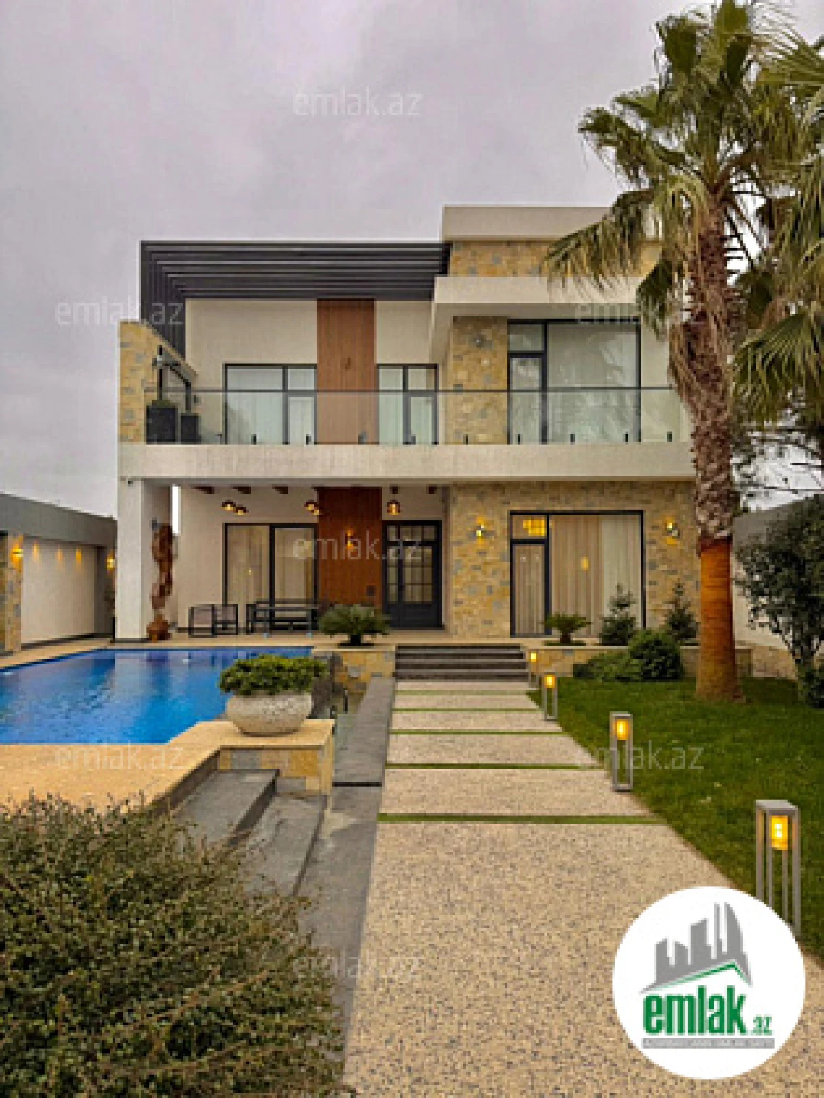 Satılır 5 otaqlı mənzil 300 m²