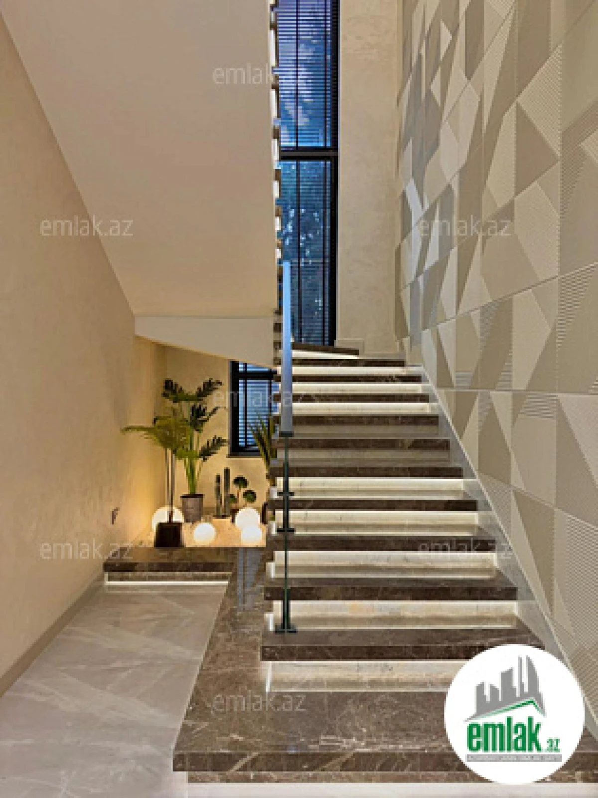 Satılır 5 otaqlı mənzil 300 m²