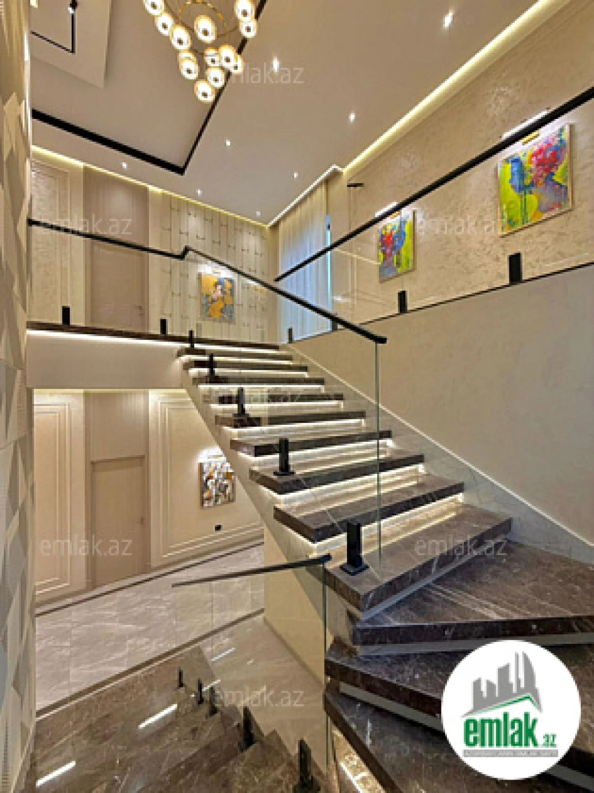 Satılır 5 otaqlı mənzil 300 m²