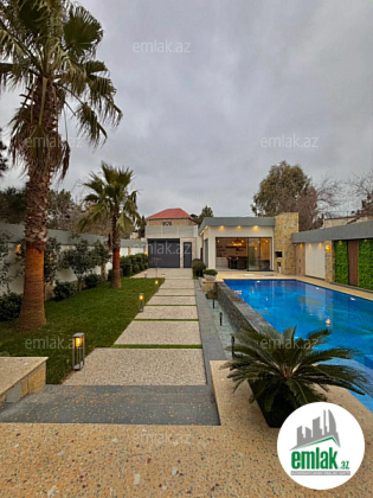 Satılır 5 otaqlı mənzil 300 m²