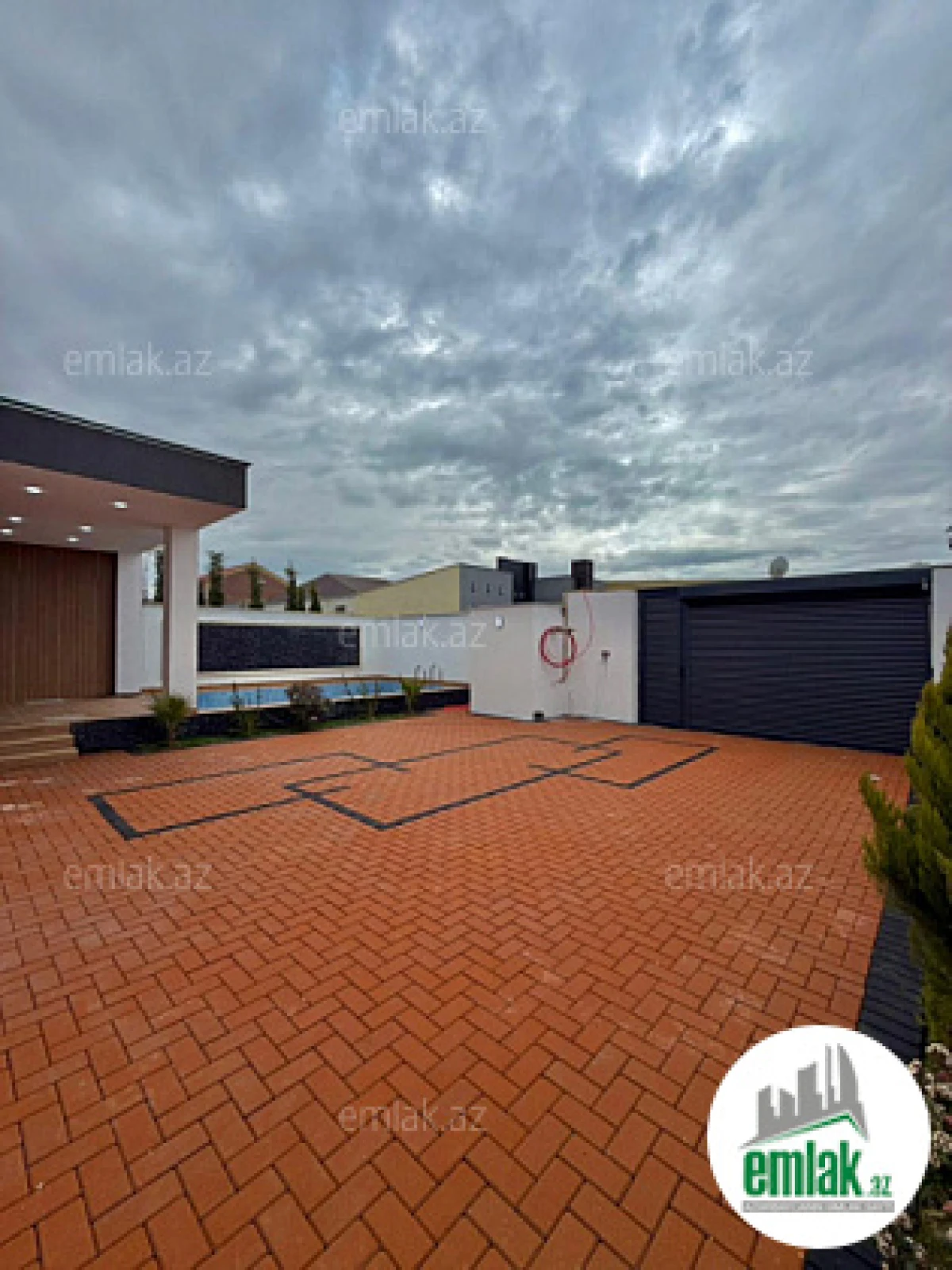 Satılır 4 otaqlı mənzil 150 m²