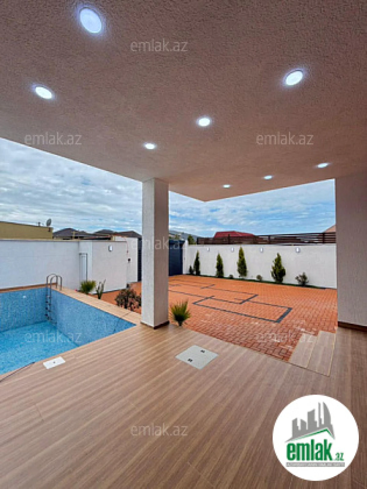 Satılır 4 otaqlı mənzil 150 m²