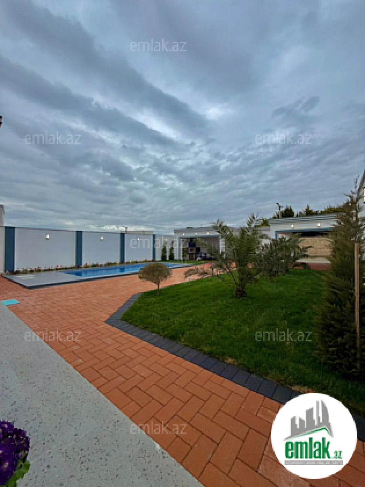 Satılır 4 otaqlı mənzil 180 m²