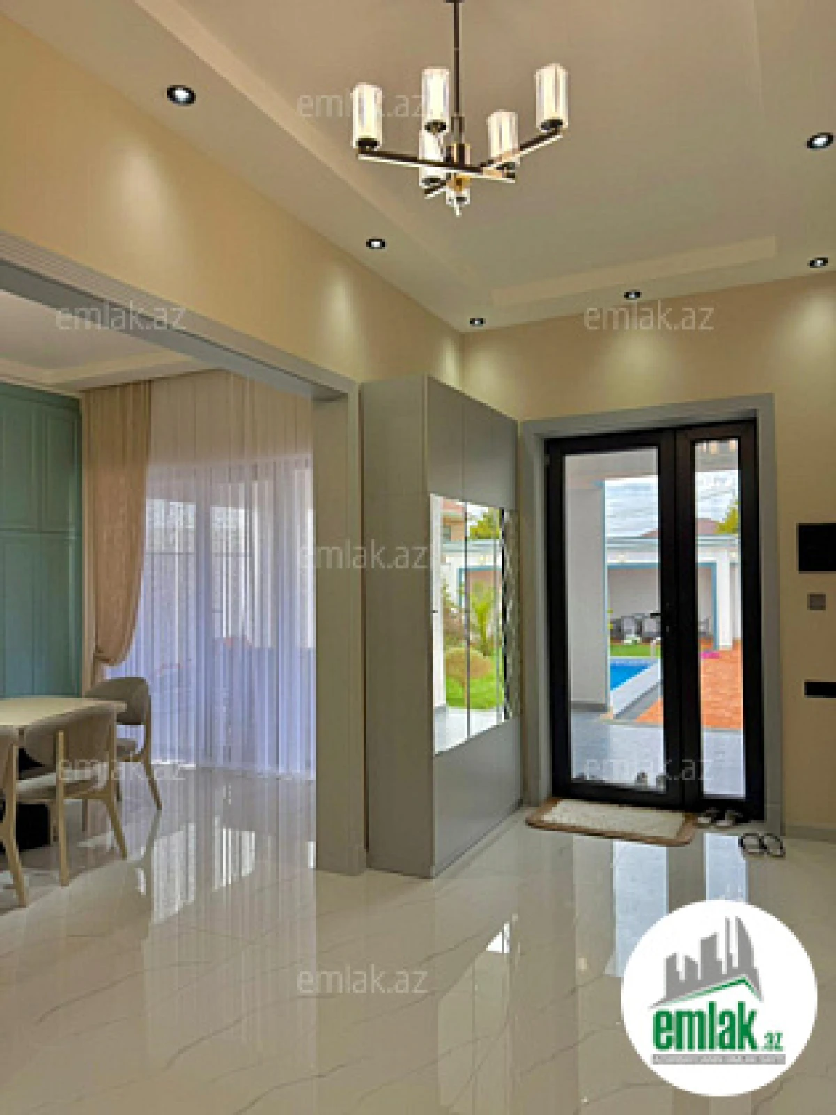 Satılır 4 otaqlı mənzil 180 m²