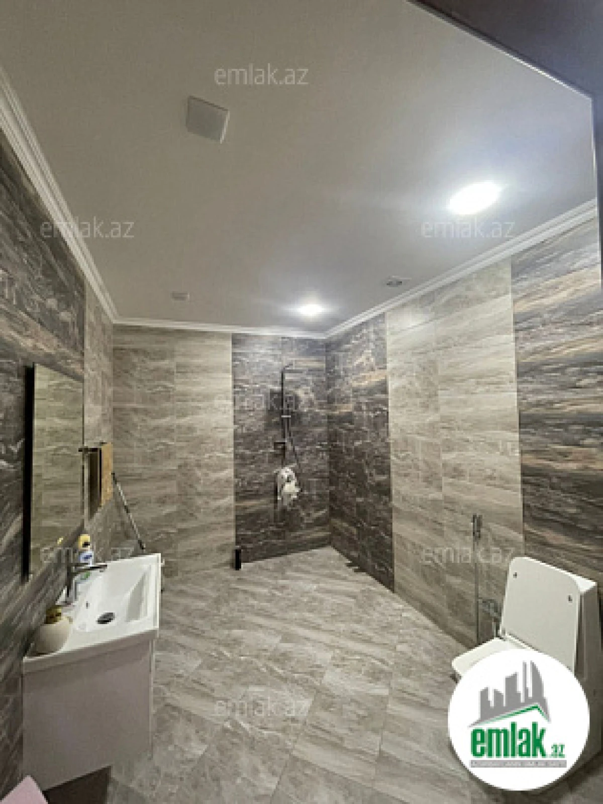 Satılır 7 otaqlı mənzil 210 m²