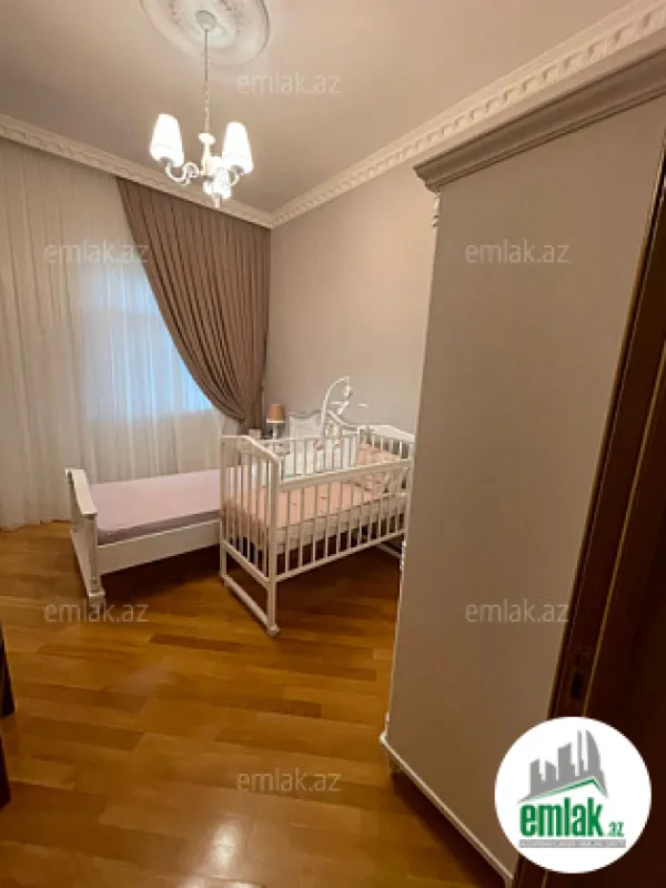 Satılır 7 otaqlı mənzil 210 m²