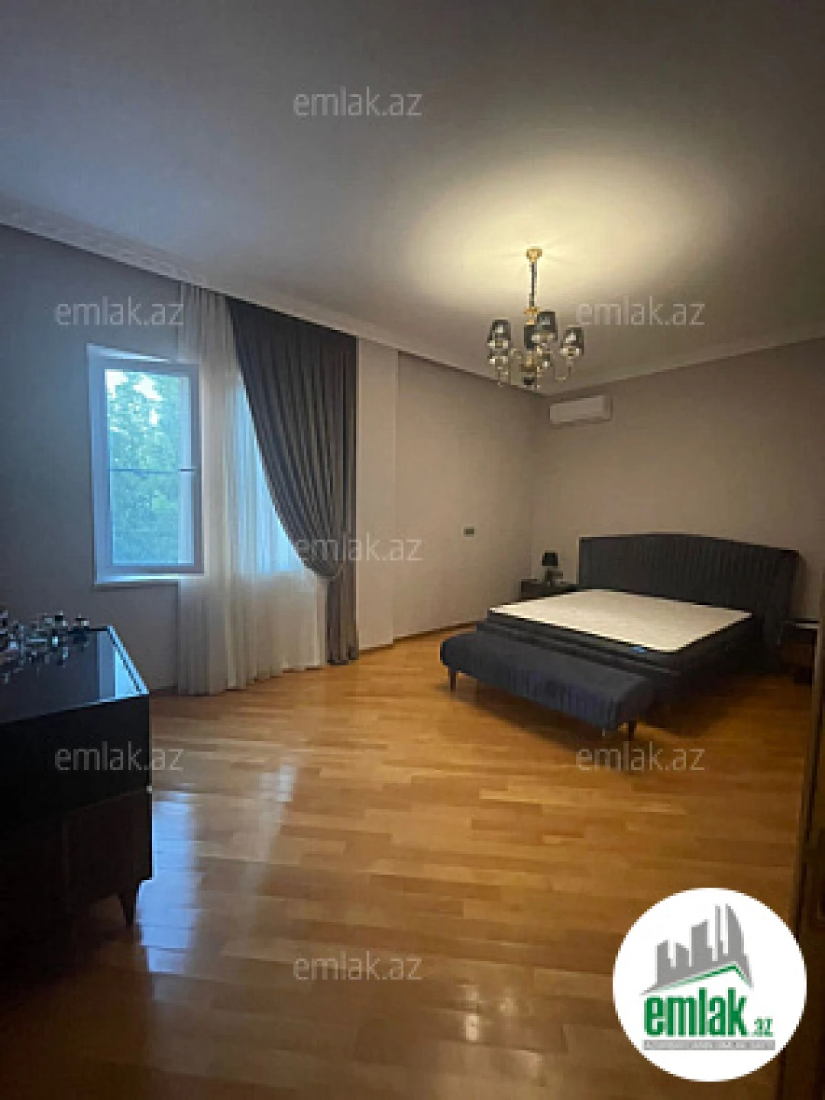 Satılır 7 otaqlı mənzil 210 m²