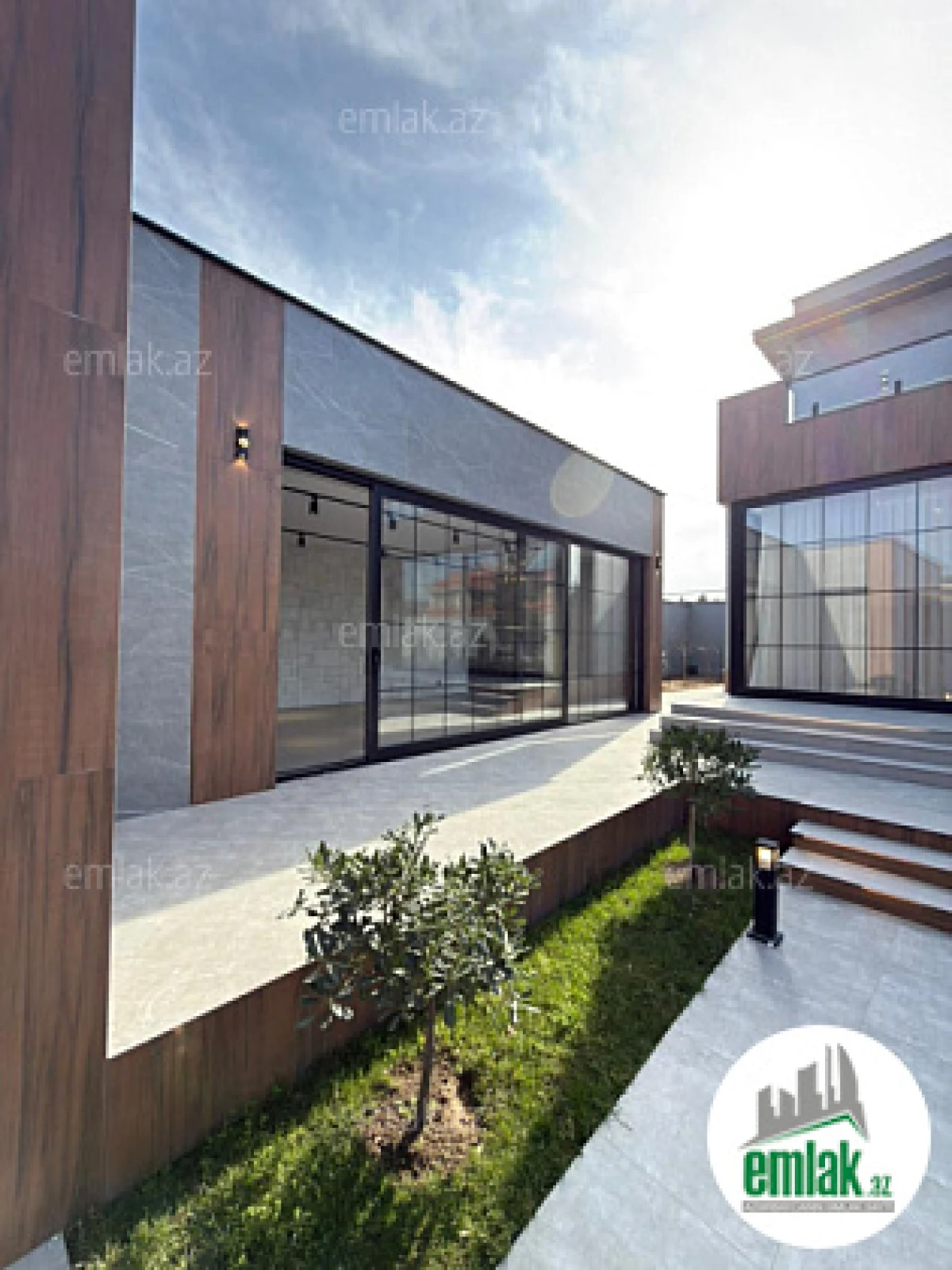 Satılır 5 otaqlı mənzil 300 m²