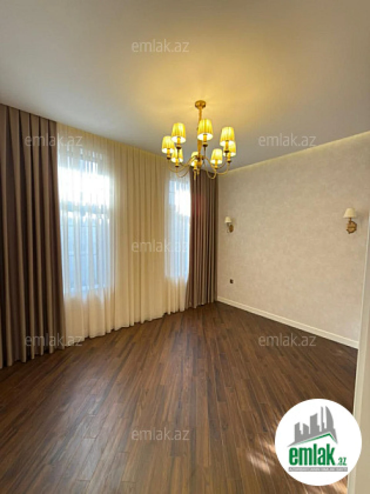 Satılır 5 otaqlı mənzil 300 m²