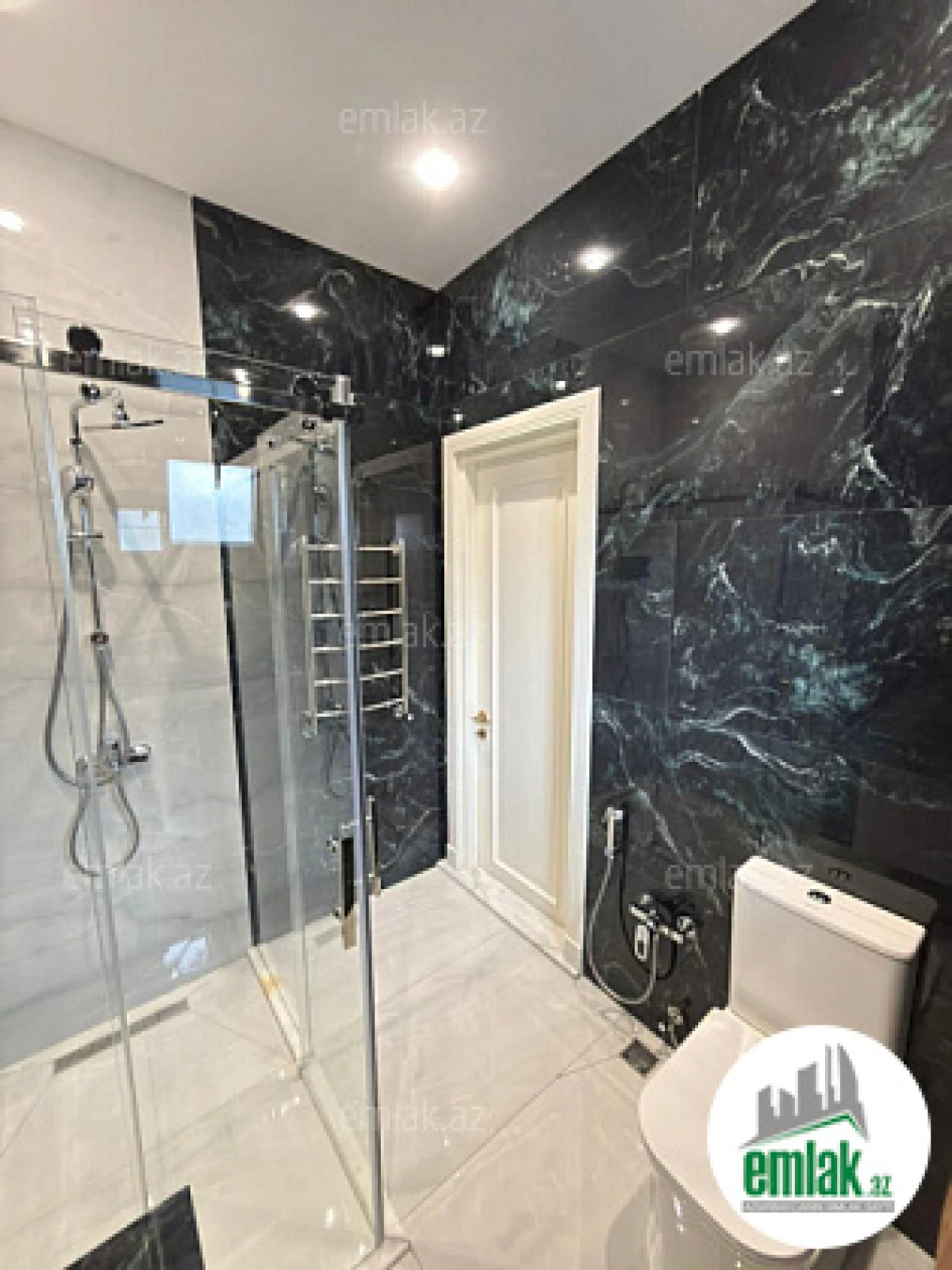 Satılır 5 otaqlı mənzil 300 m²