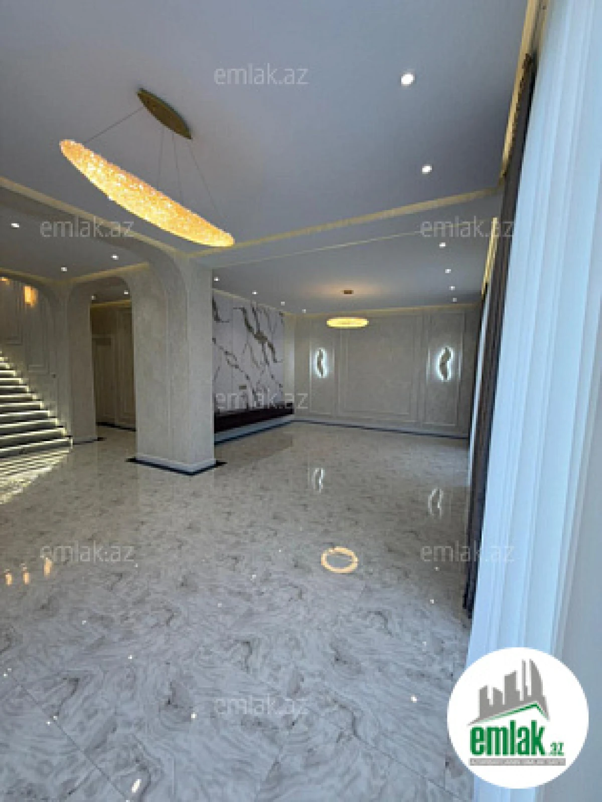 Satılır 5 otaqlı mənzil 300 m²