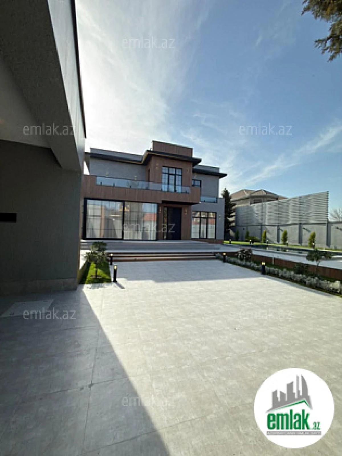 Satılır 5 otaqlı mənzil 300 m²