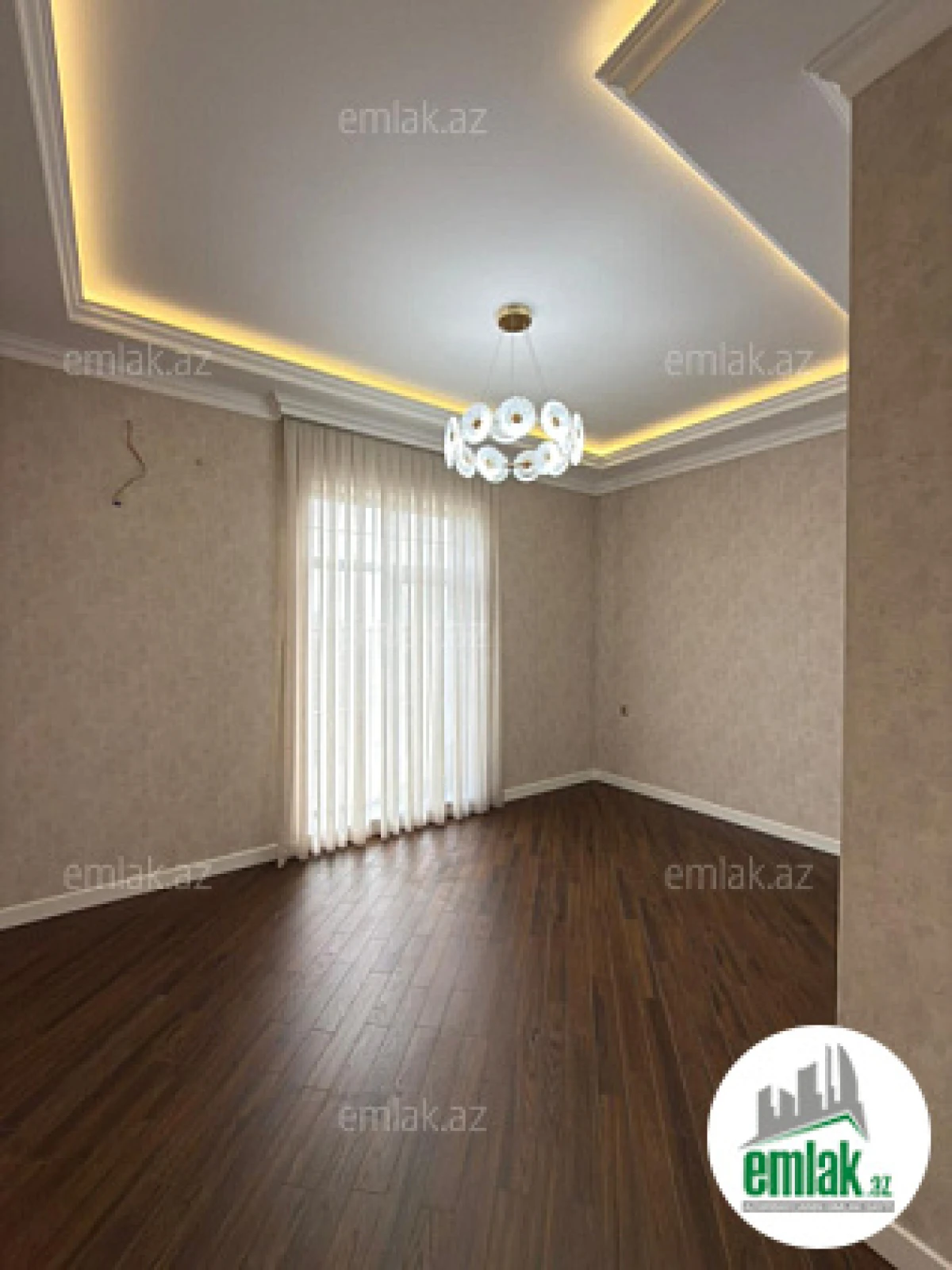 Satılır 5 otaqlı mənzil 300 m²