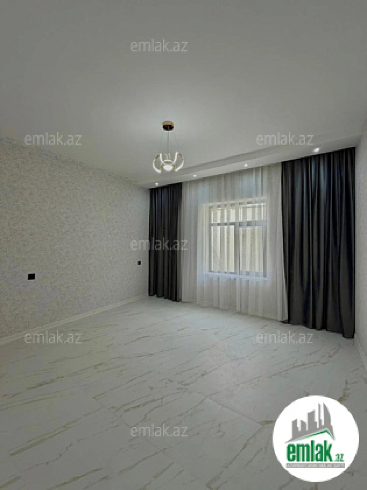 Satılır 4 otaqlı mənzil 180 m²