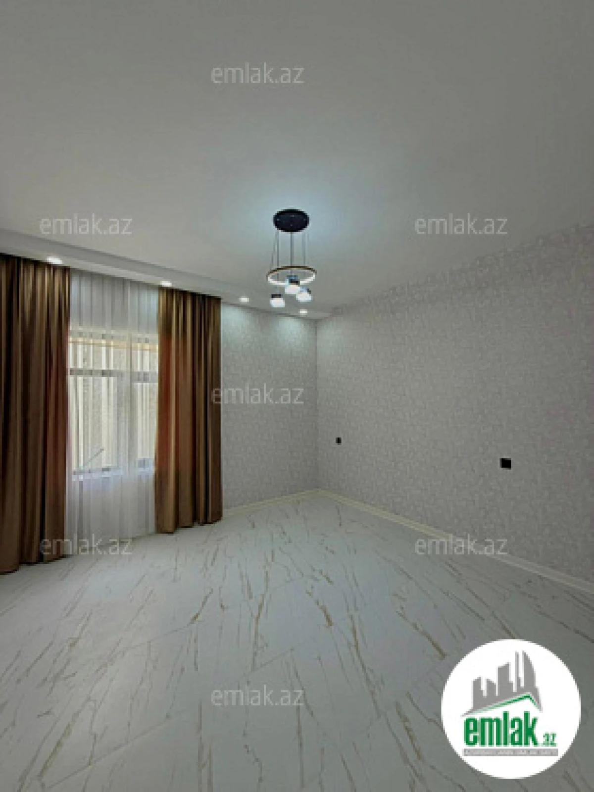 Satılır 4 otaqlı mənzil 180 m²
