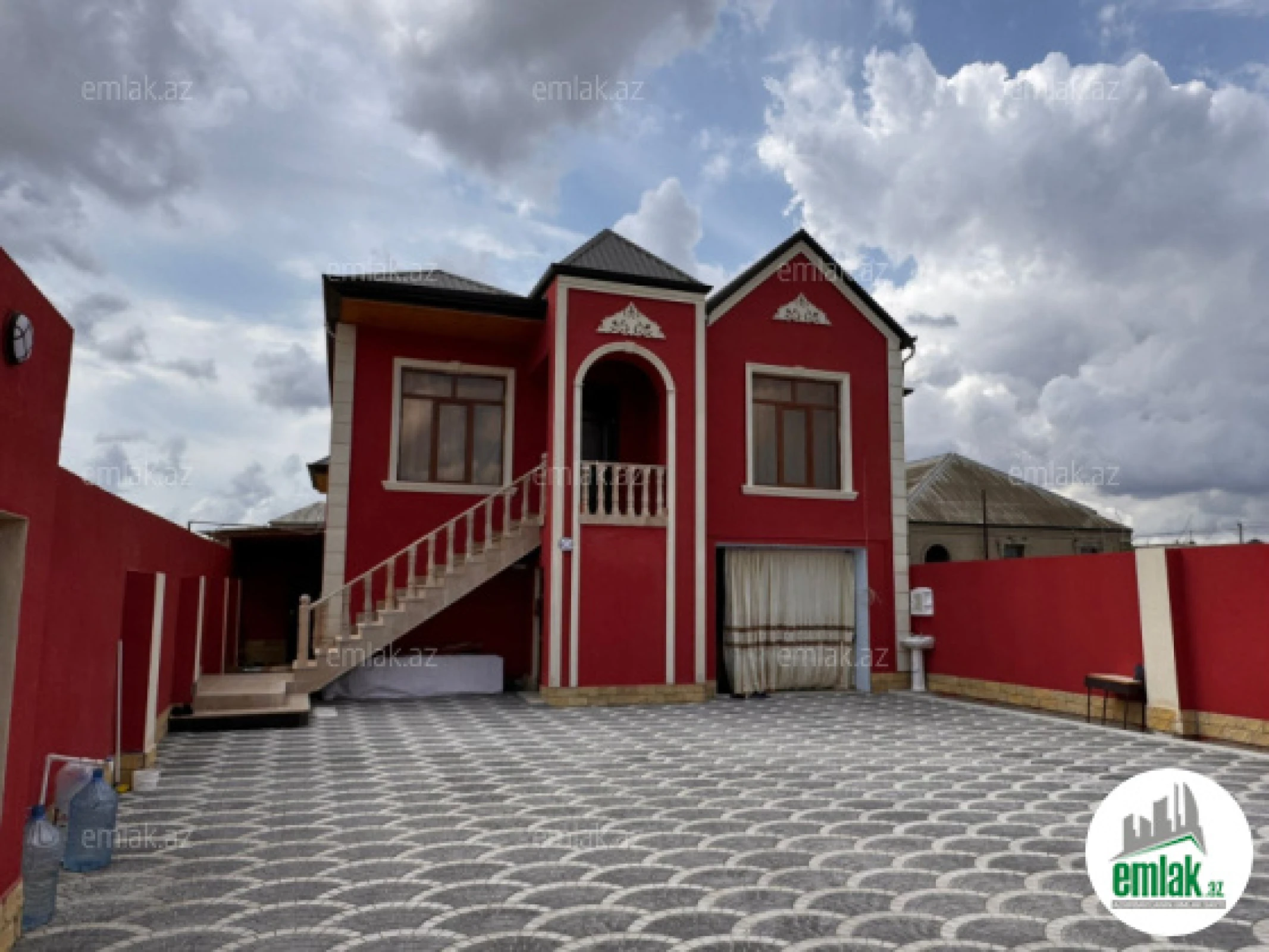 Satılır 8 otaqlı həyət evi 240 m²